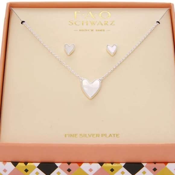 FAO Schwarz Mother of Pearl Heart Necklace Set NEW - Picture 3 of 7